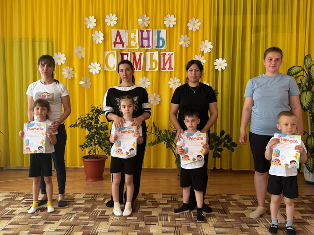 Спортивно – игровой праздник «Семейные старты»